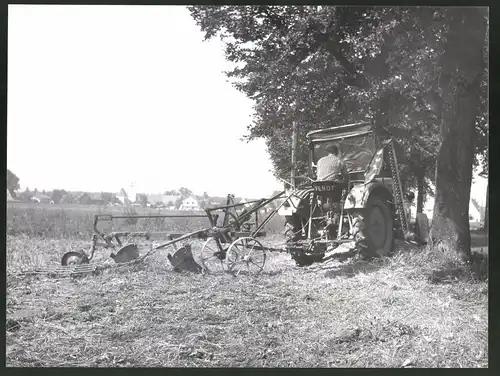 Fotografie Traktor Fendt, Landwirt steuert Schlepper mit Pflug über einen Acker