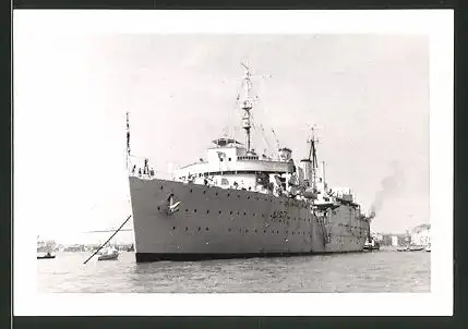 Fotografie Hilfskreuzer A187 der British Royal Navy liegt vor Anker