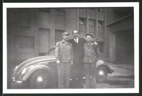 Fotografie Auto VW Käfer, Arbeiter & Mann im Anzug neben Volkswagen PKW