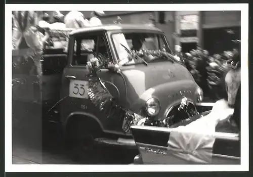 Fotografie Lastwagen Hanomag, LKW-Pritsche für Parade geschmückt