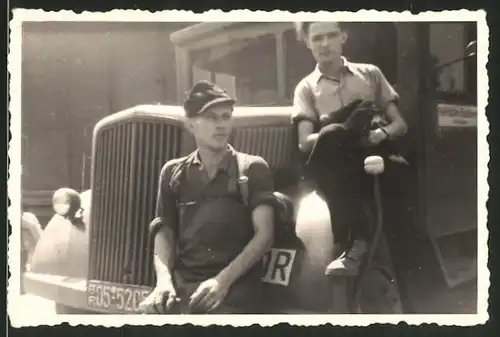 Fotografie Lastwagen, Soldaten auf LKW-Kotflügel sitzend