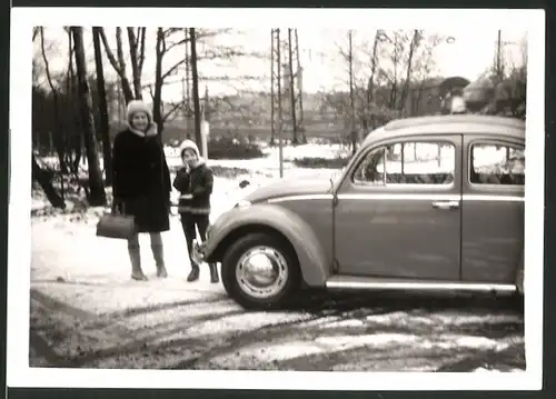 Fotografie Auto VW Käfer, Mutter & Kind vor Volkswagen PKW im Schnee