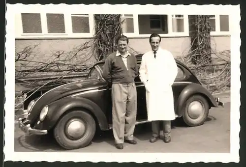 Fotografie Auto VW Käfer, Männer neben Volkswagen PKW stehend