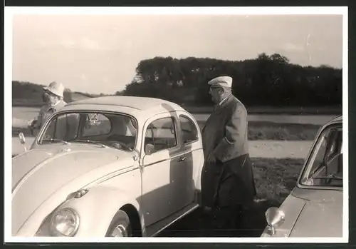 Fotografie Auto VW Käfer, betagtes Paar am Volkswagen PKW stehend