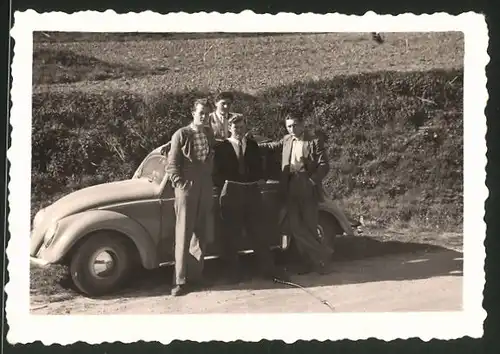 Fotografie Auto VW Käfer, junge Männer während einer Ausfahrt mit dem Volkswagen PKW