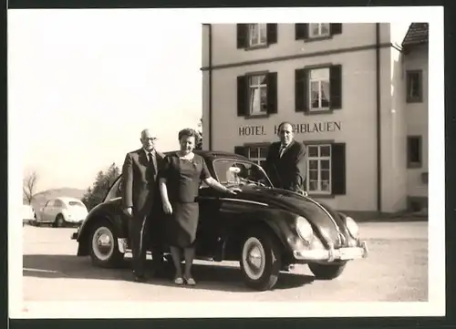 Fotografie Auto VW Käfer, Volkswagen PKW vor Hotelgebäude