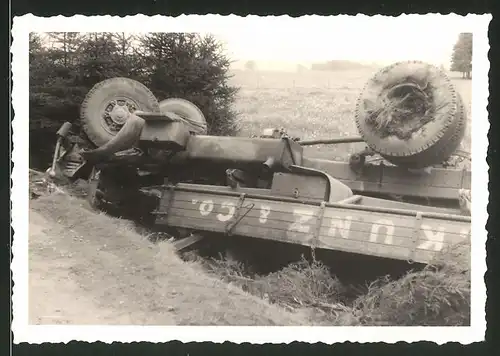 Fotografie Lastwagen, LKW der Spedition Kunz & Co. nach einem Unfall