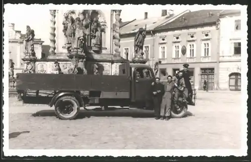 Fotografie Lastwagen, LKW-Pritsche & Männer vor Brunnen stehend