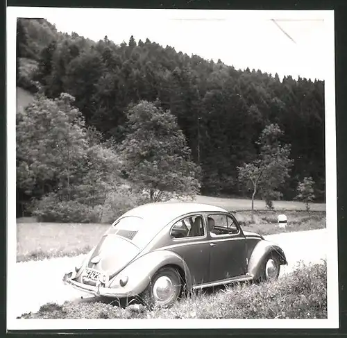 Fotografie Auto VW Käfer, Volkswagen PKw auf einer Landstrasse