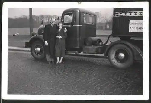 Fotografie Lastwagen, Sattelschlepper LKW, Paar neben Zugmaschine stehend