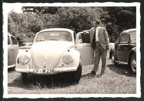 Fotografie Auto VW Käfer, Fahrer lehnt lässig am Volkswagen PKW