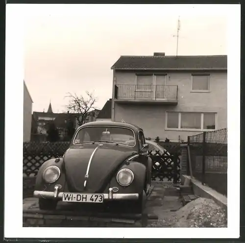 Fotografie Auto VW Käfer, Volkswagen PKW in Einfahrt stehend