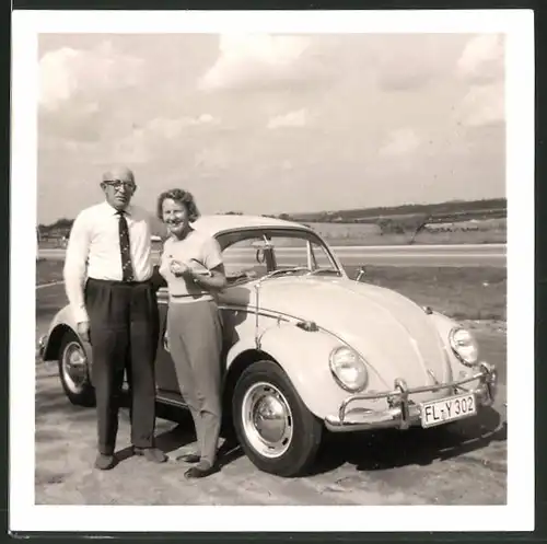 Fotografie Auto VW Käfer, Paar während einer Ausfahrt mit dem Volkswagen PKW