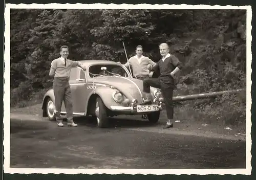 Fotografie Auto VW Käfer, junge Männer während einer Spritztour mit dem Volkswagen