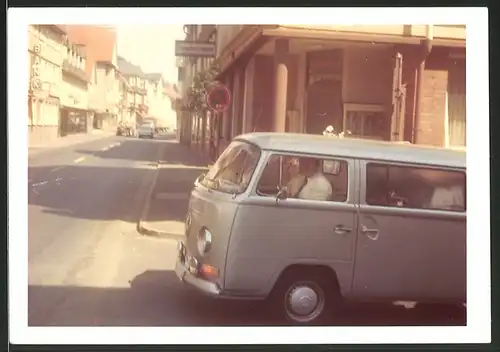 Fotografie Auto VW Bulli T2, Volkswagen Kleinbus voll beladen