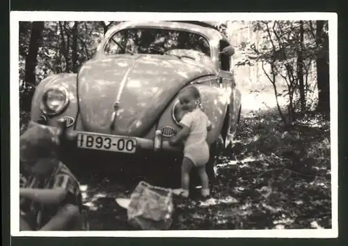 Fotografie Auto VW Käfer, Baby vor Volkswagen PKW