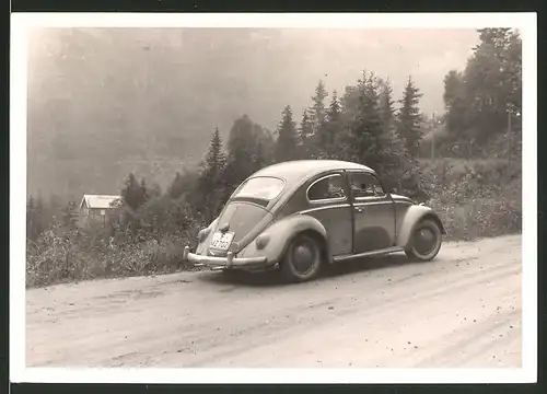 Fotografie Auto VW Käfer, Volkswagen PKW auf einer Passstrasse