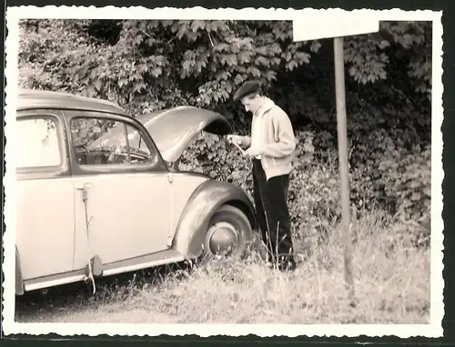 Fotografie Auto VW Käfer, Fahrer prüft den Tankinhalt mit einem Peilstab