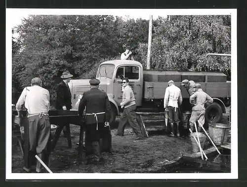 Fotografie Lastwagen, LKW-Pritsche beladen mit Fischtanks, Kamerateam filmt das Ausnehmen der Fische