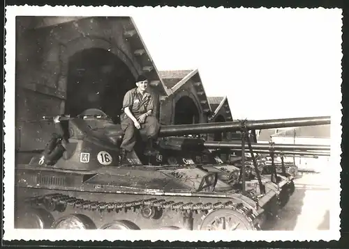 Fotografie Soldat in Uniform auf Panzerhaubitze sitzend
