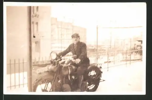 Fotografie Motorrad, Fahrer auf Krad sitzend