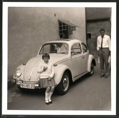 Fotografie Auto VW Käfer, Mädchen auf Kotflügel sitzend