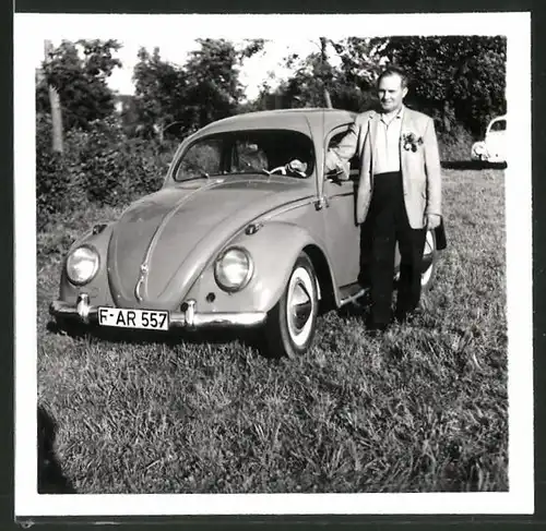 Fotografie Auto VW Käfer, stolzer Fahrer mit seinem Volkswagen