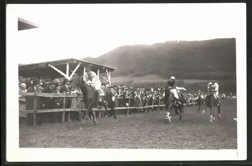 Fotografie Fotograf unbekannt, Ansicht Zürich, Pferderennen 1926, 1. Platz Hptm. aubi auf Robert der Teufel
