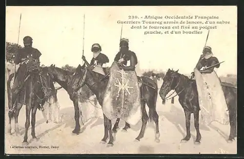 AK Afrique Occidentale Francaise, Guerriers Touareg armes de lances, Krieger mit Lanze und Schild