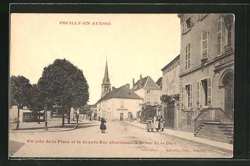 AK Pouilly-en-Auxois, Un coin de la Place et la Grande Rue aboutissant a la rue de la Gare