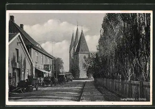 AK Langförden i. Oldbg., Ortsansicht mit Strassenpartie und Kirche