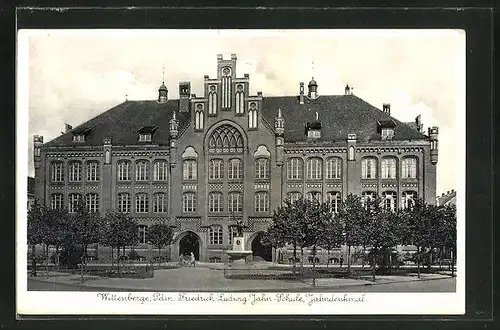 AK Wittenberge / Pdm., Friedrich-Ludwig-Jahn-Schule mit Jahndenkmal