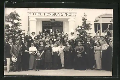 AK Bad Wörishofen, Gruppe vor dem Hotel & Pension Sproll