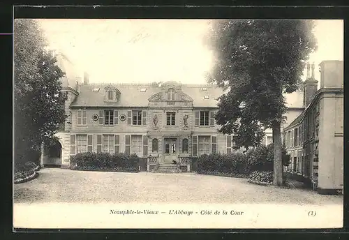 AK Neauphle-le-Chateau, L'Abbaye, Cote de la Cour