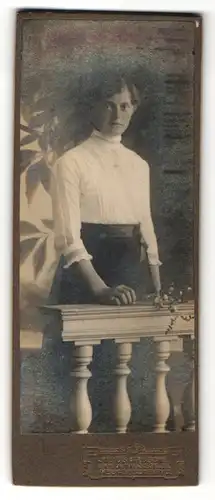 Fotografie Julius Grusche, Neugersdorf i/S, Portrait junge Frau in zeitgenöss. Garderobe