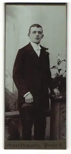 Fotografie Ernst Freygang, Penig i. S., Portrait halbwüchsiger Knabe in feierlichem Anzug