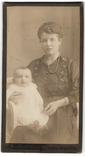 Fotografie Albert König, Vaethen Tangerhütte, Portrait Frau mit Säuglinmg