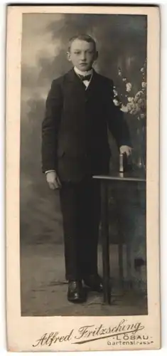 Fotografie Alfred Fritzsching, Löbau, Portrait Knabe in festlichem Anzug