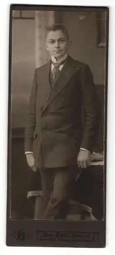 Fotografie Emil Brockhaus, Gardelegen, Portrait halbwüchsiger Knabe in Anzug