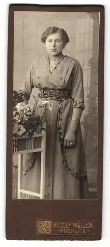Fotografie Rudolf Müller, Rochlitz, Portrait junge Frau in zeitgenöss. Kleidung
