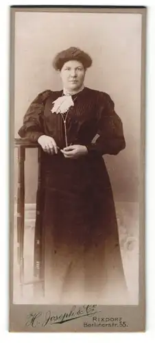 Fotografie H. Joseph & Co., Berlin-Rixdorf, Portrait Dame mit Hochsteckfrisur