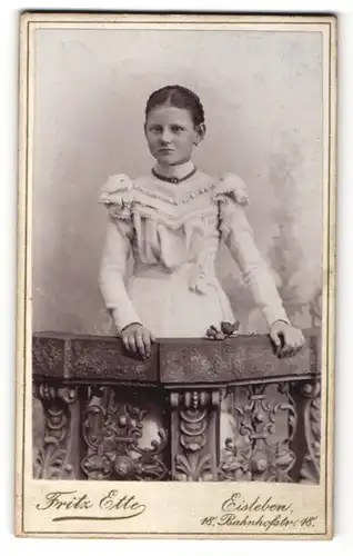 Fotografie Fritz Ette, Eisleben, Portrait Mädchen in festlichem Kleid
