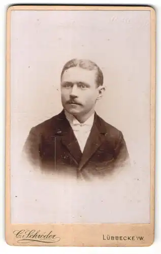 Fotografie C. Schröder, Lübbecke i/W, Portrait junger Mann mit zurückgekämmtem Haar