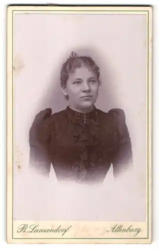 Fotografie R. Lanzendorf, Altenburg, Portrait junge Frau mit zusammengebundenem Haar