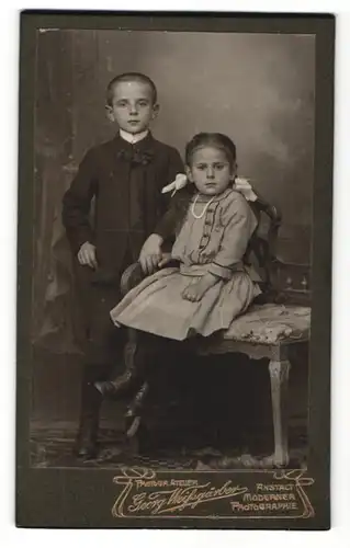 Fotografie Georg Weissgärber, unbekannter Ort, Portrait Bruder und Schwester