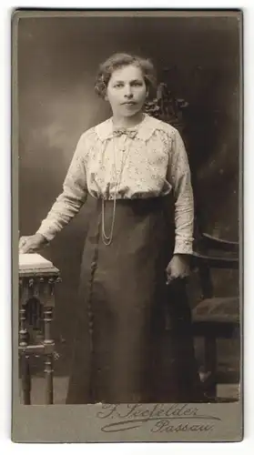 Fotografie F. Seefelder, Passau, Portrait Fräulein in zeitgenöss. Kleidung