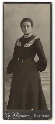 Fotografie G. Klimmer, Bückeburg, Portrait junge Dame in Kleid