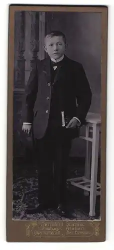 Fotografie Hermann Schöne, Oberlichtenau, Portrait Knabe in Anzug