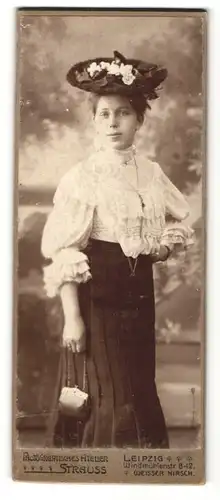 Fotografie Atelier Strauss, Leipzig, Portrait junge bürgerliche Dame mit Hut