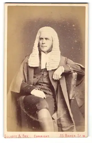Fotografie Elliott & Fry, London, Portrait Richter Sir Edward May in Dienstkleidung mit Perücke